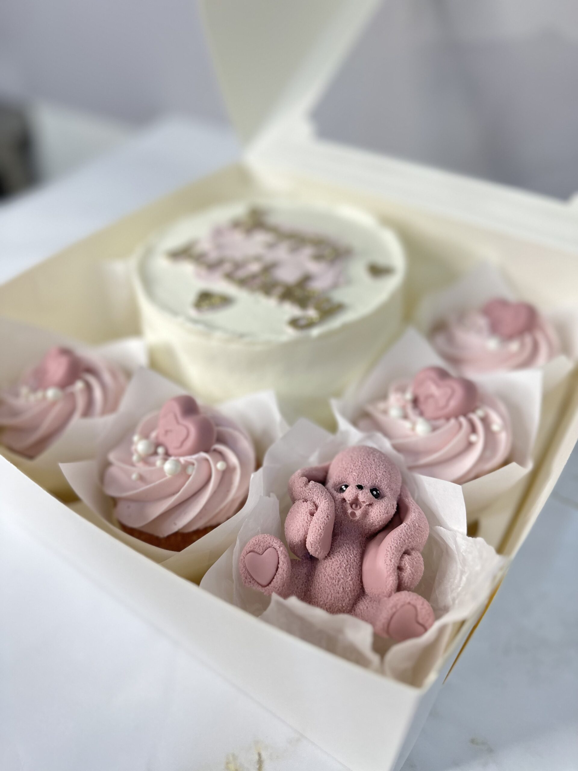 Капкейки с бенто и шоколадной фигуркой