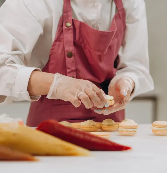 Работаем в цеху по всем нормам СанПин в кондитерской Cupcake Queen Работаем в цеху по всем нормам СанПин