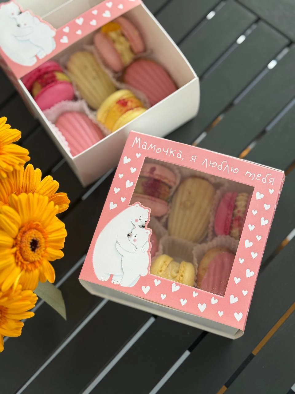 Набор 3 макарон и 3 Мадлен в коробке