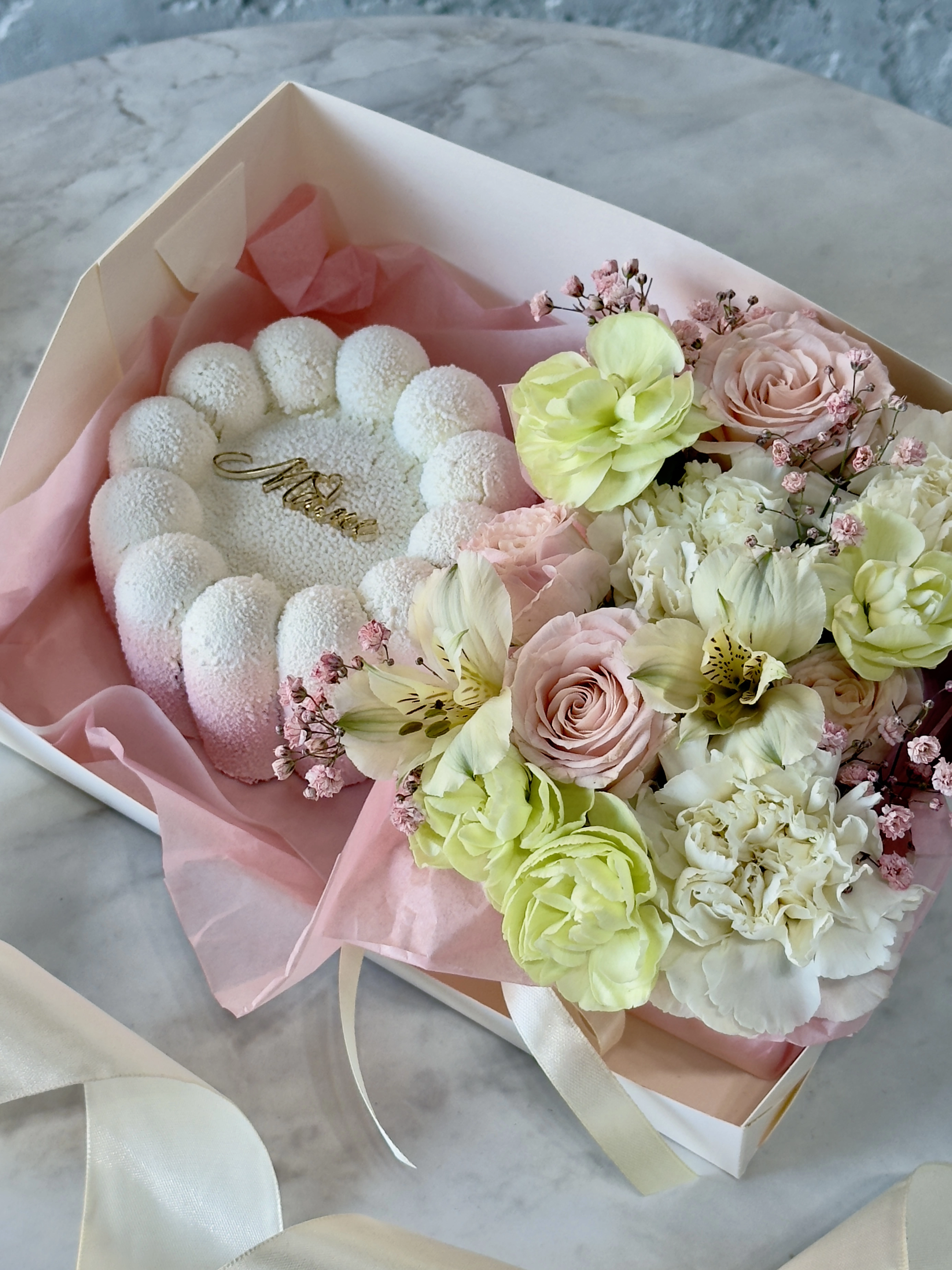 Набор Торт нежный с Букетом цветов