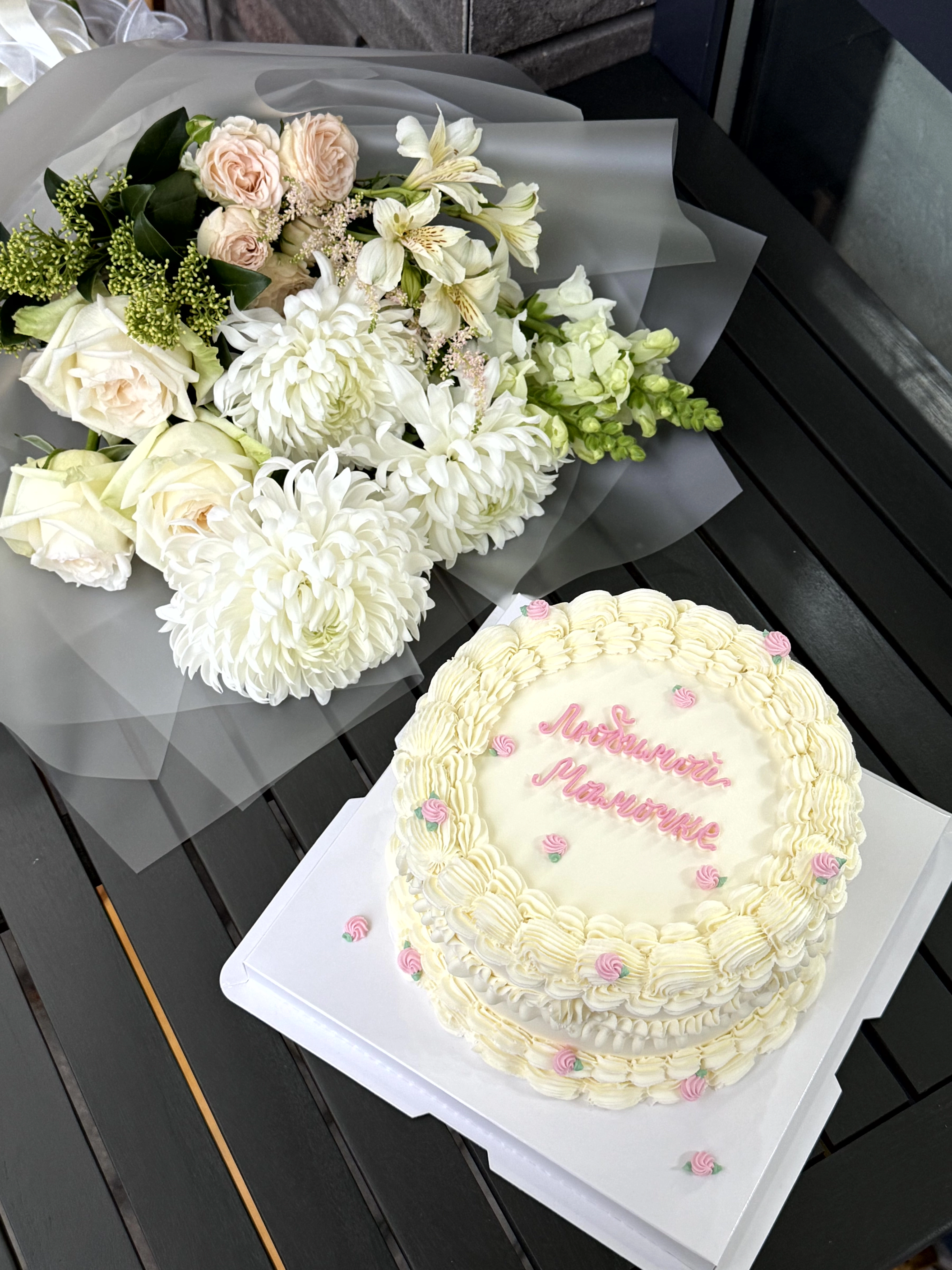 Торт с розочками и Букет цветов 550 гр.