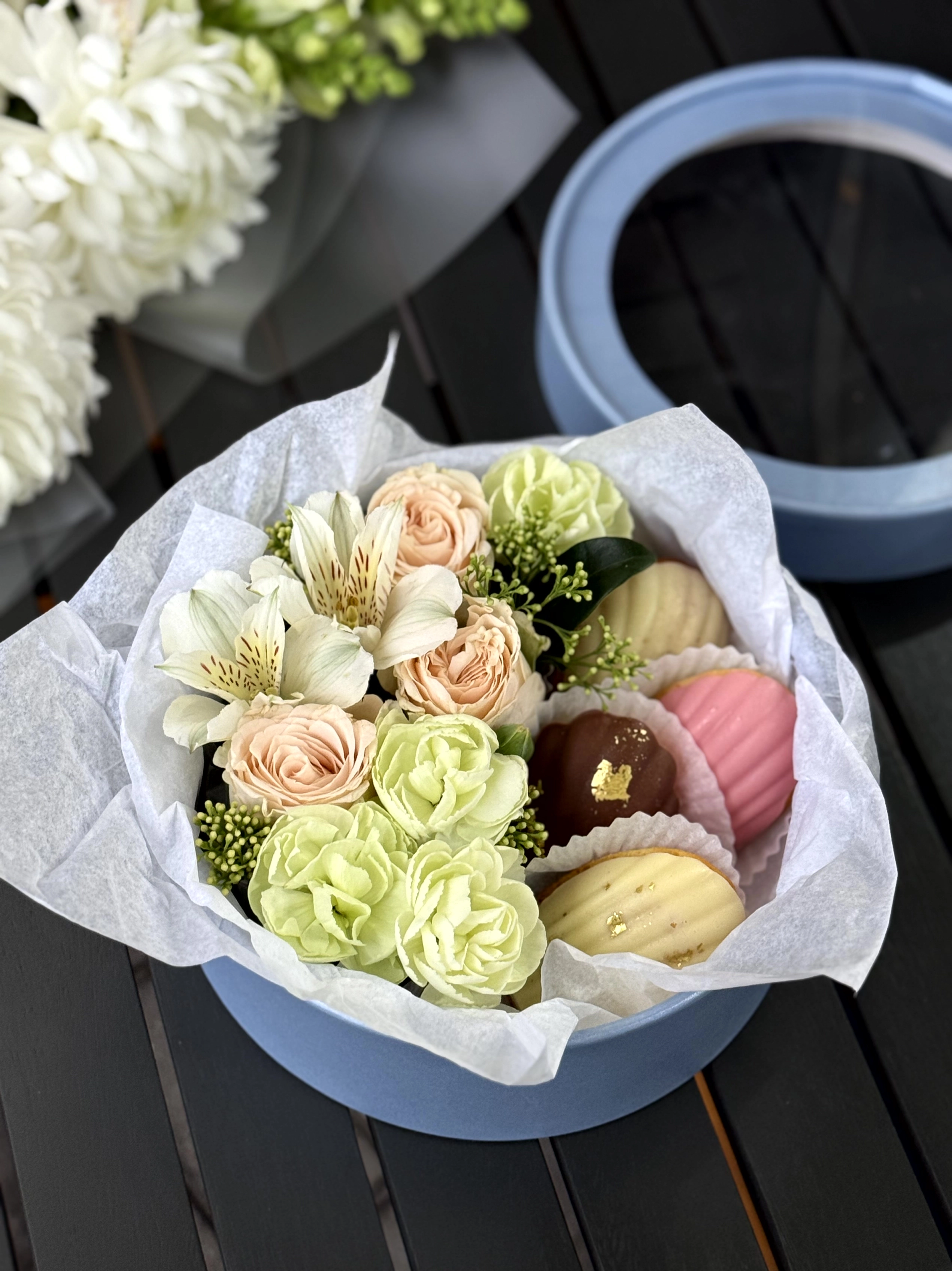 Коробочка нежных Мадленок с цветами