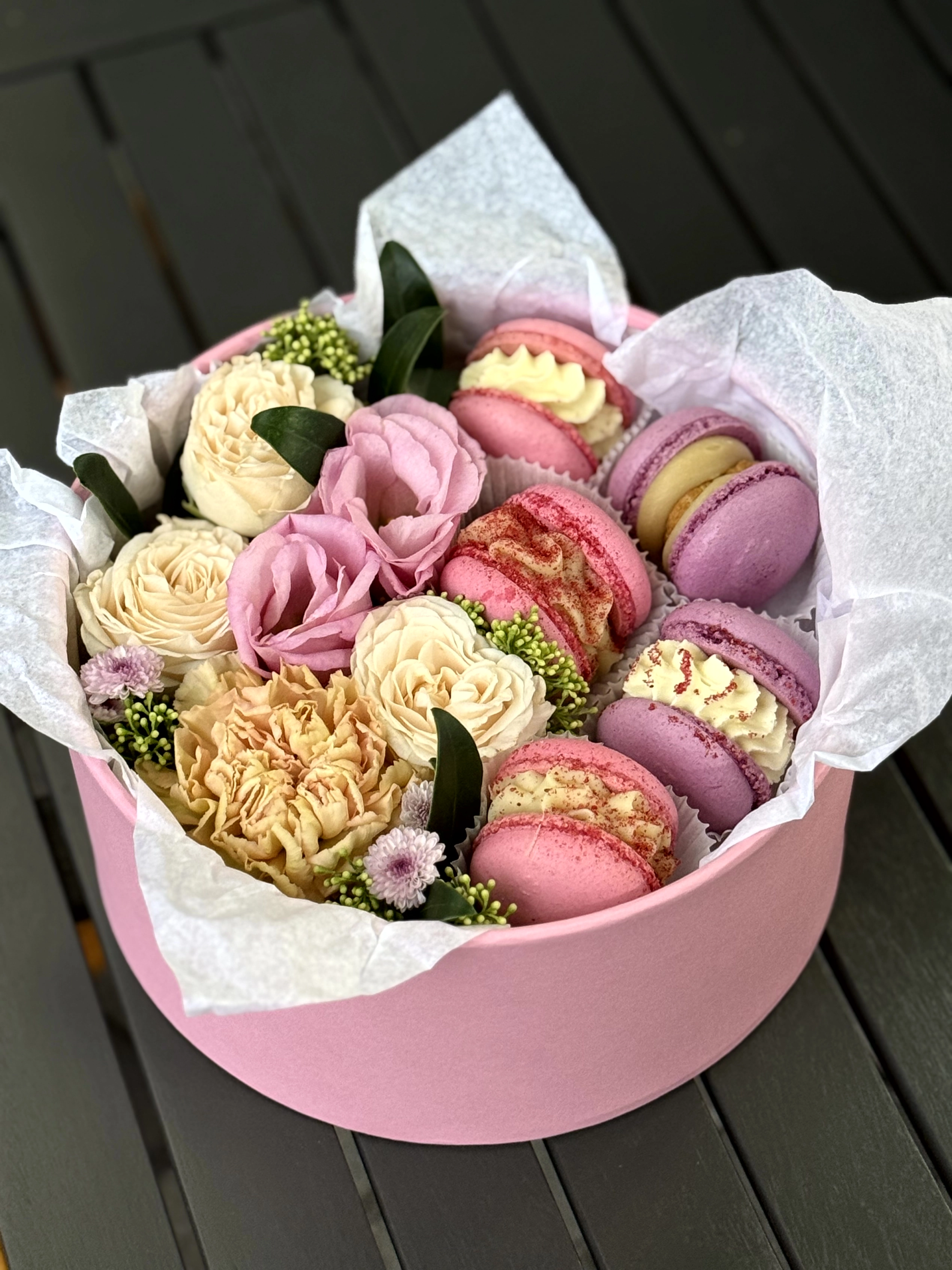 Коробочка вкуснейших Макарон с цветами