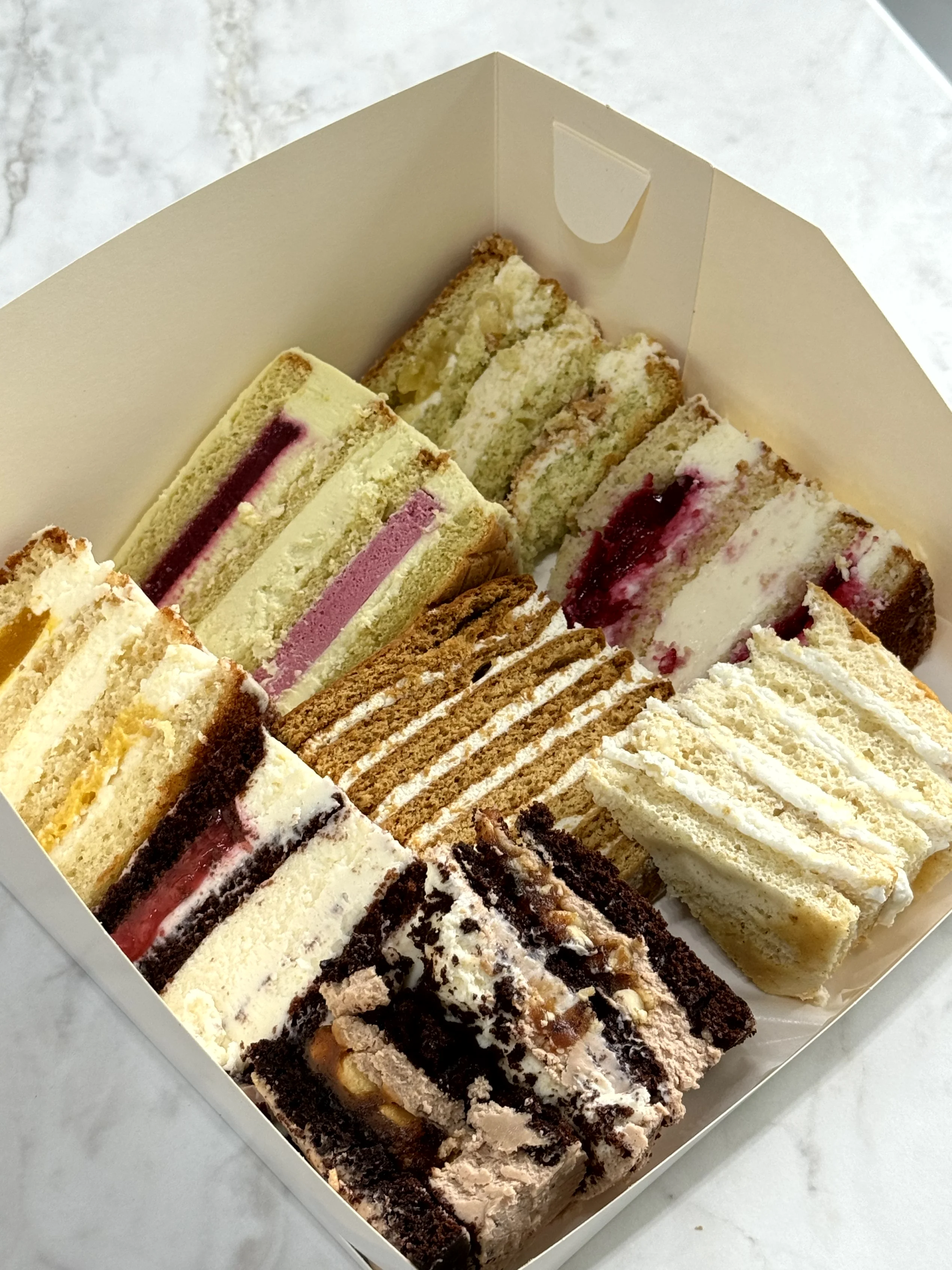 Ассорти кусочков тортов