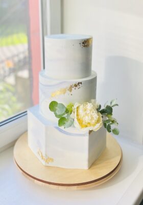 Трехъярусный свадебный торт из натуральных ингредиентов