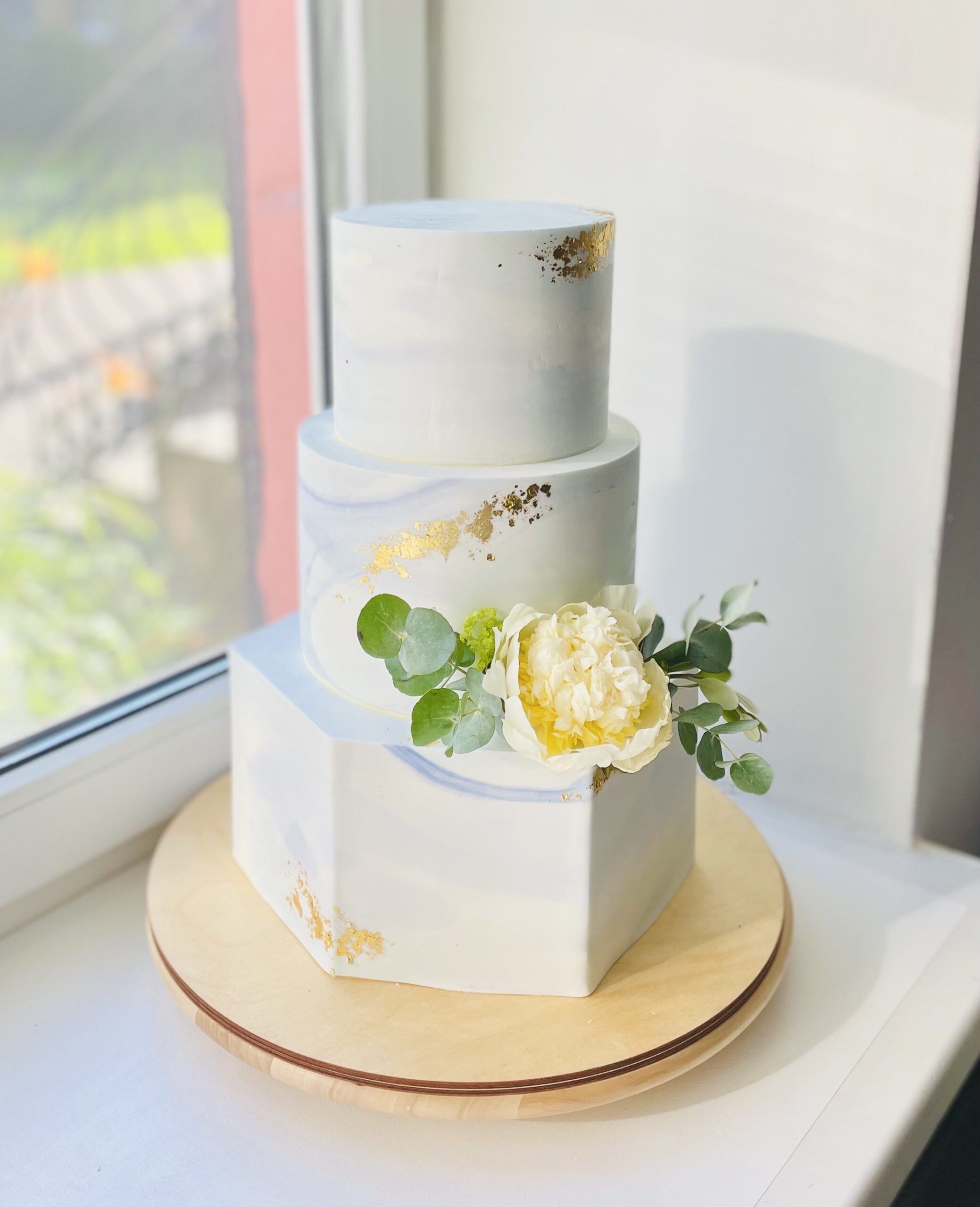 Трехъярусный свадебный торт из натуральных ингредиентов